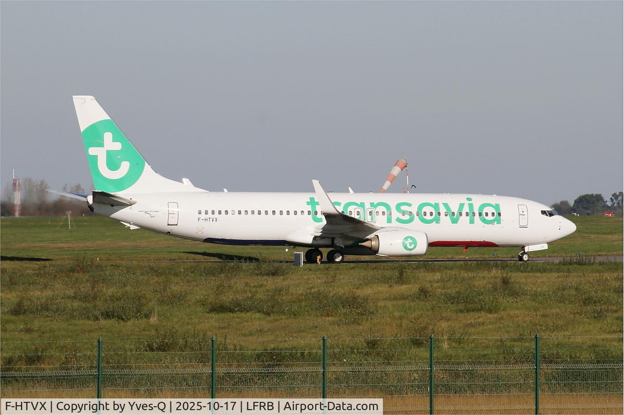 Aircraft F-HTVX, 2013 Boeing 737-8JP, c/n 39020, Boeing 737-8JP, Taxiing to boarding area, Brest-Bretagne airport (LFRB-BES), at LFRB, photo by Yves-Q