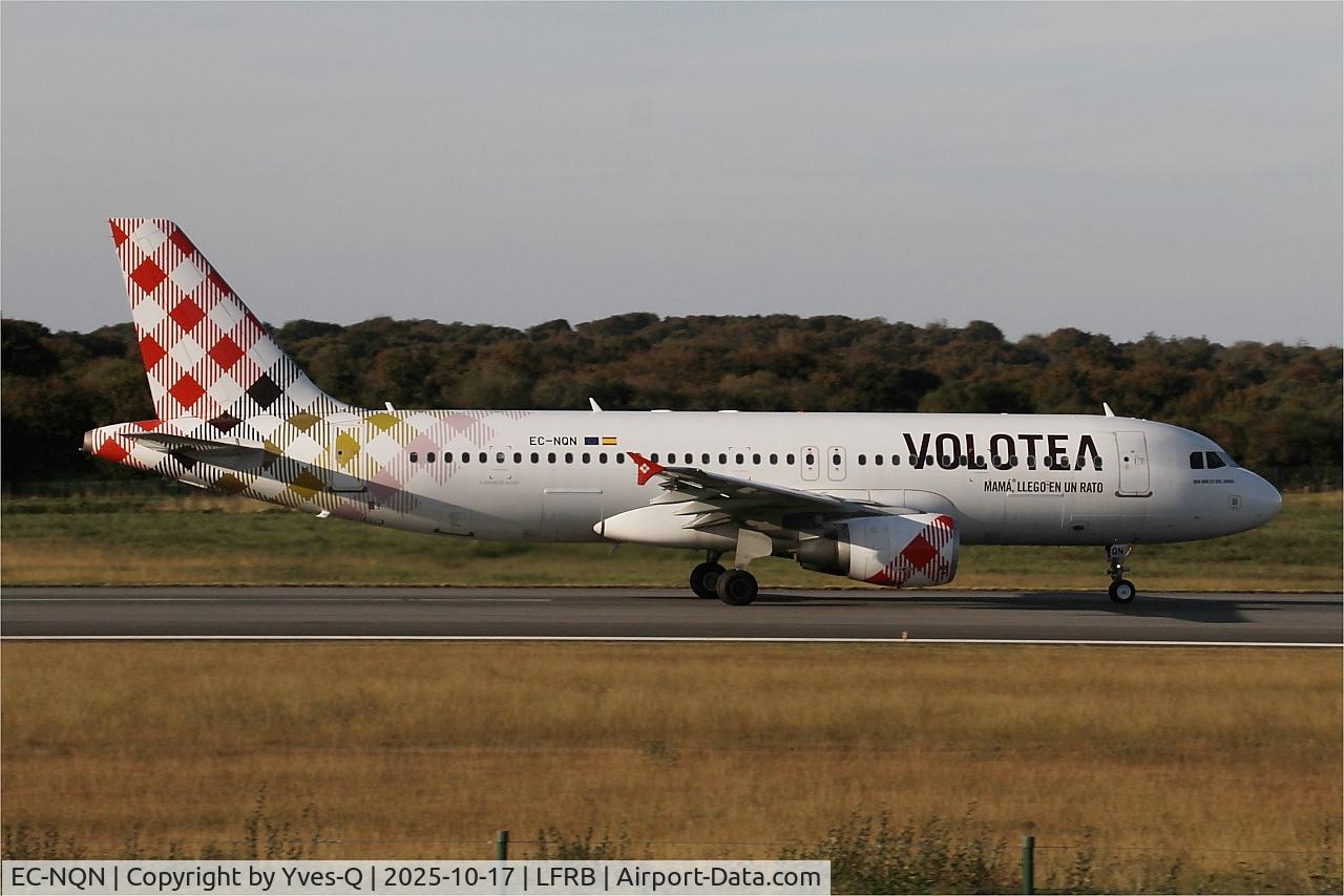 Aircraft EC-NQN, 2011 Airbus A320-214, c/n 4675, Airbus A320-214, Take off run rwy 07R, Brest-Bretagne airport (LFRB-BES), at LFRB, photo by Yves-Q