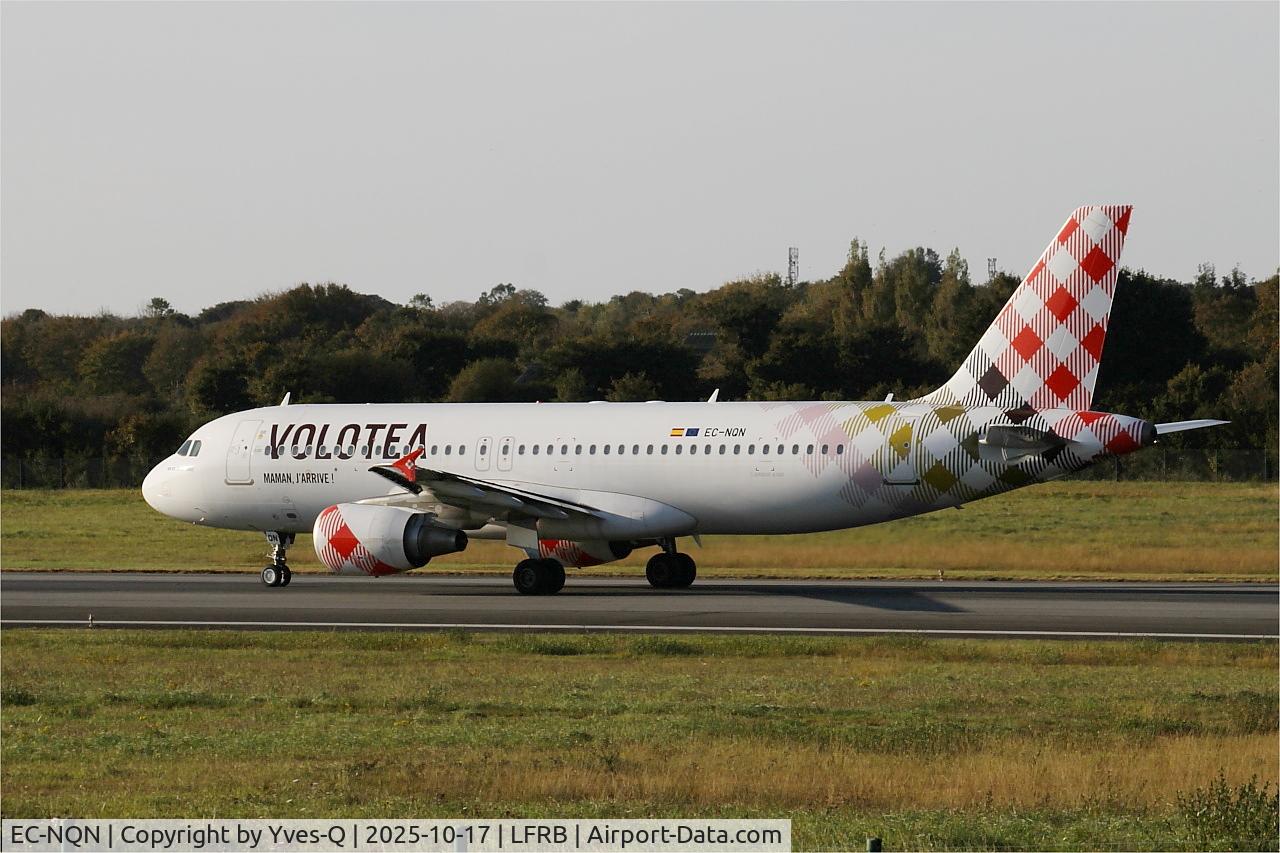Aircraft EC-NQN, 2011 Airbus A320-214, c/n 4675, Airbus A320-214, Taxiing rwy 07R, Brest-Bretagne airport (LFRB-BES), at LFRB, photo by Yves-Q
