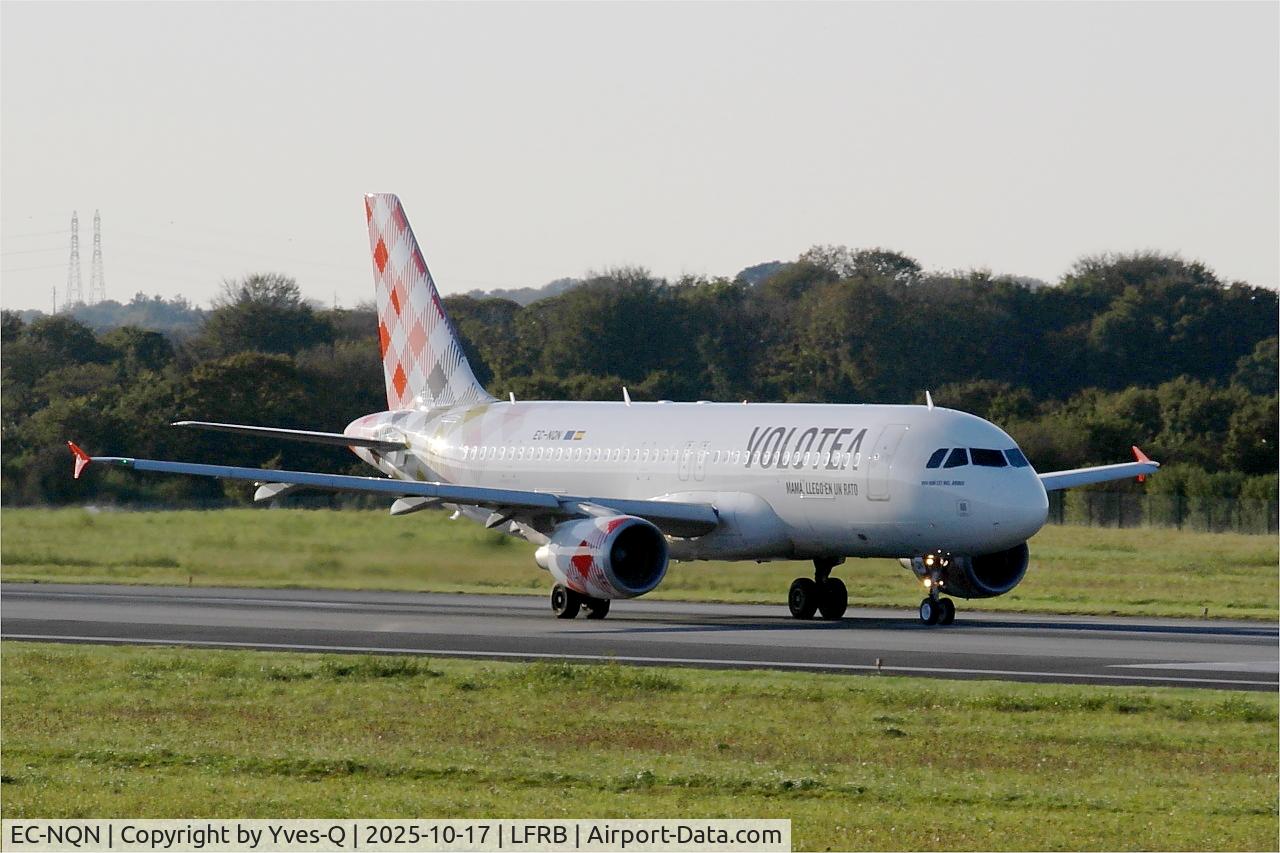 Aircraft EC-NQN, 2011 Airbus A320-214, c/n 4675, Airbus A320-214, Take off run rwy 07R, Brest-Bretagne airport (LFRB-BES), at LFRB, photo by Yves-Q