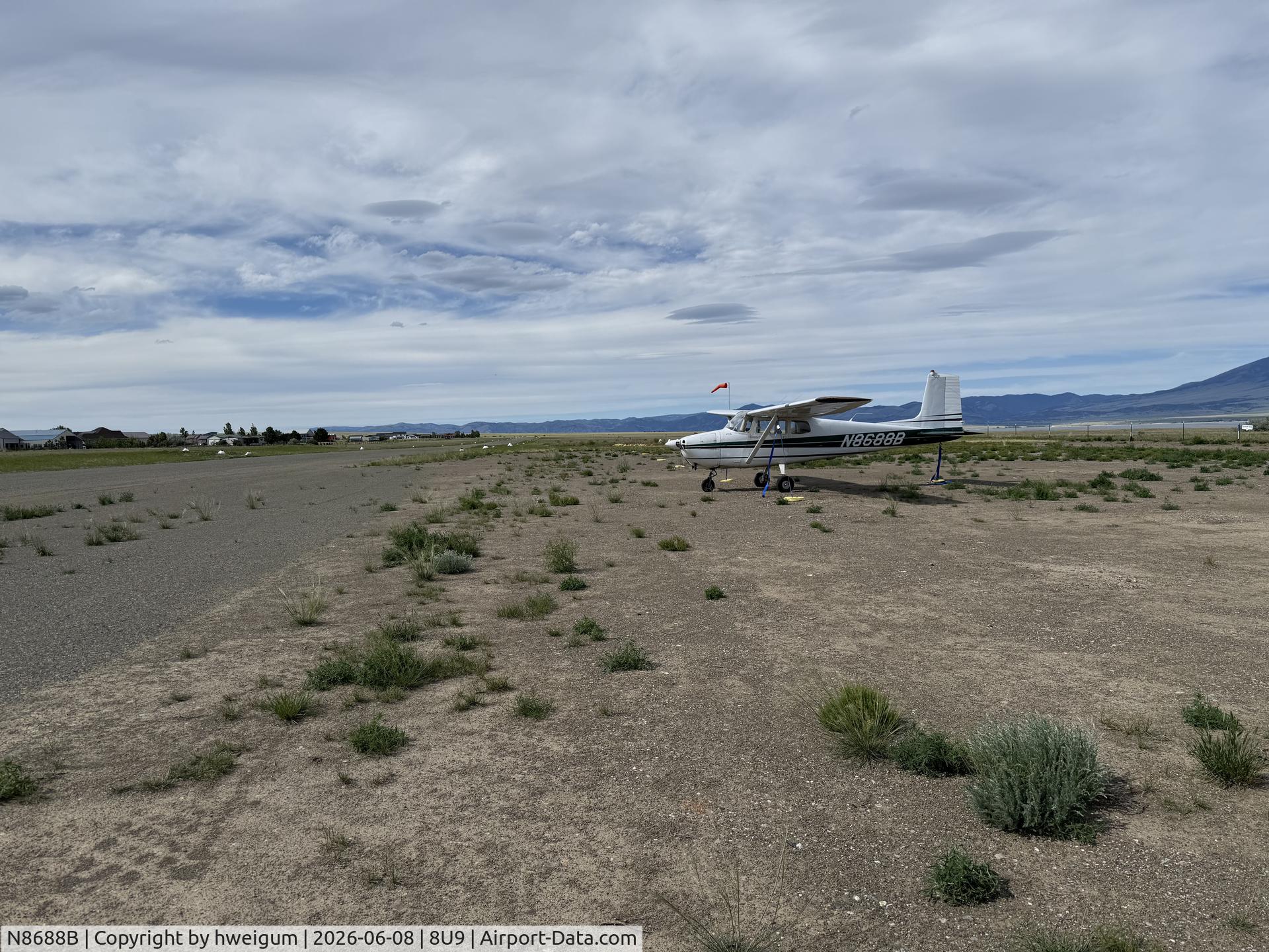 Aircraft N8688B, 1957 Cessna 172, c/n 36388, Canyon Ferry, at 8U9, photo by hweigum