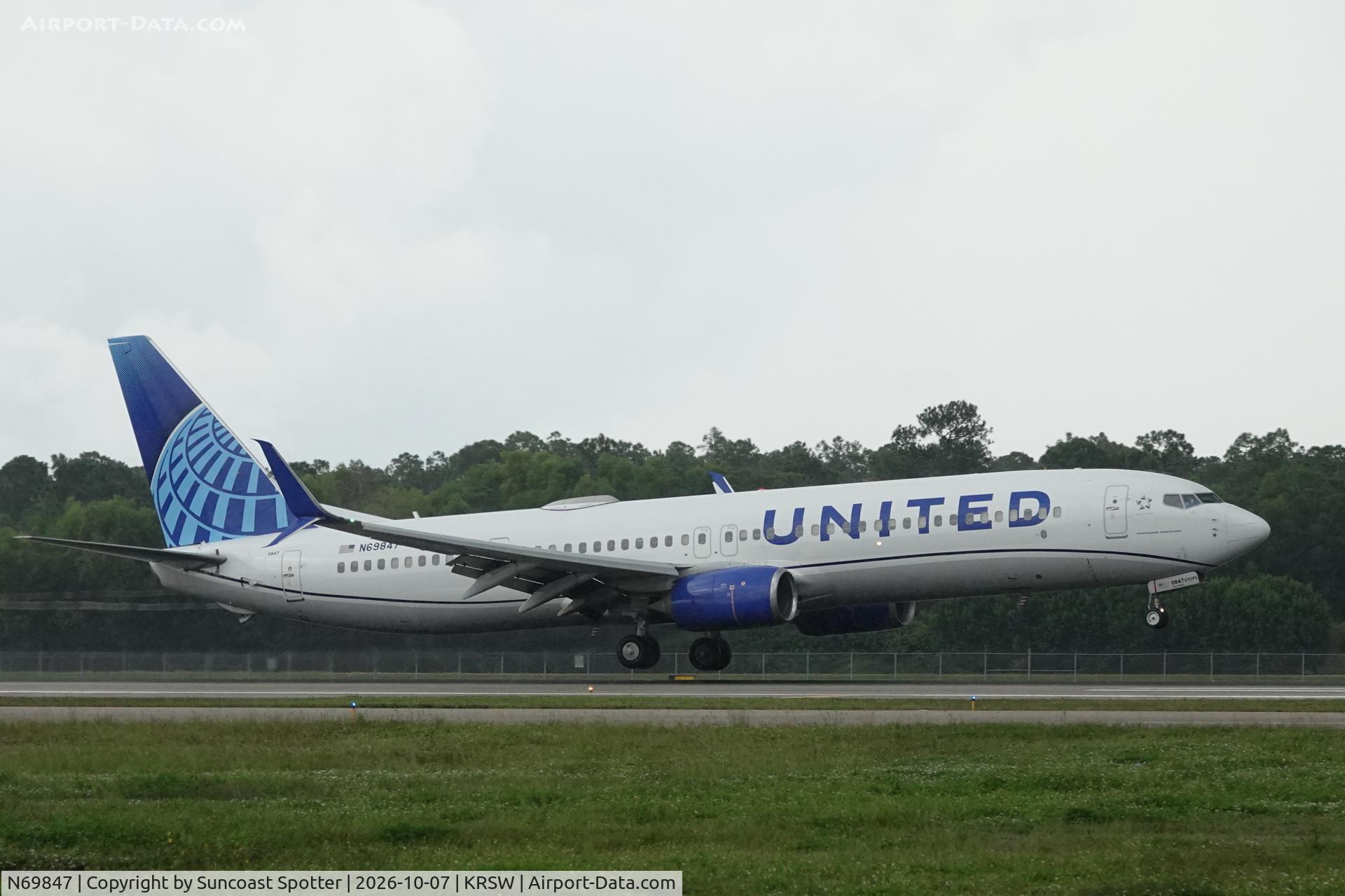 Aircraft N69847, 2015 Boeing 737-924/ER, c/n 42187 l/n 5328, United 1740 arrives at Southwest Florida International Airport following flight from Chicago-O’Hare International Airport, at KRSW, photo by Suncoast Spotter