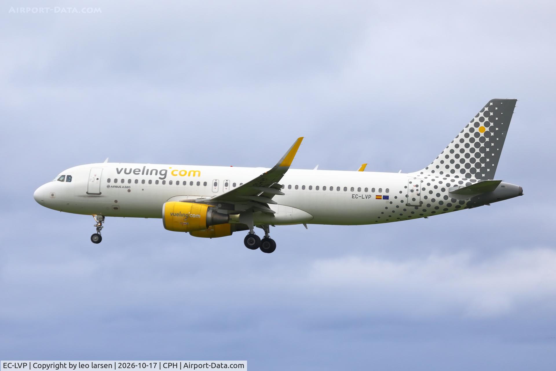 Aircraft EC-LVP, 2013 Airbus A320-214, c/n 5587, Copenhagen 17.10.2026, at CPH, photo by leo larsen