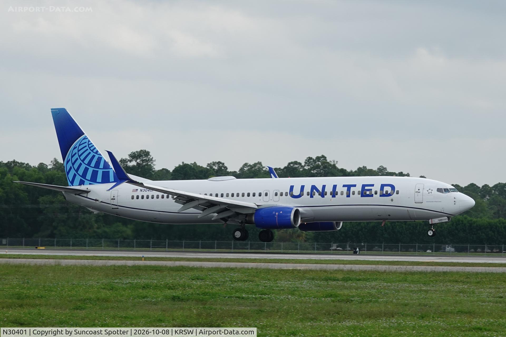 Aircraft N30401, 2001 Boeing 737-924, c/n 30118, United 494 arrives at Southwest Florida International Airport following flight from Houston-Bush Intercontinental Airport, at KRSW, photo by Suncoast Spotter