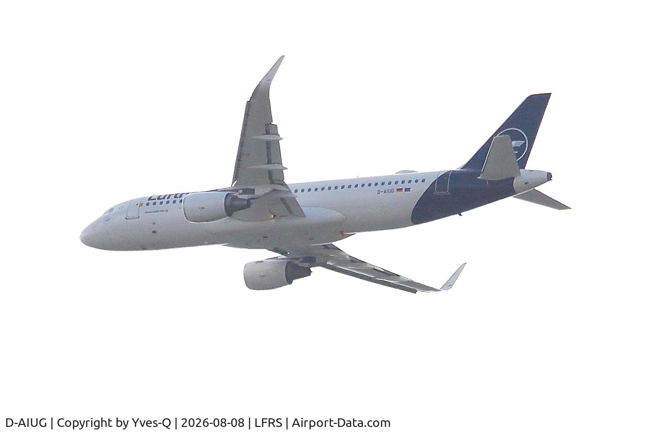Aircraft D-AIUG, 2014 Airbus A320-214, c/n 6202, Airbus A320-214, Climbing from rwy 03, Nantes-Atlantique airport (LFRS-NTE), at LFRS, photo by Yves-Q