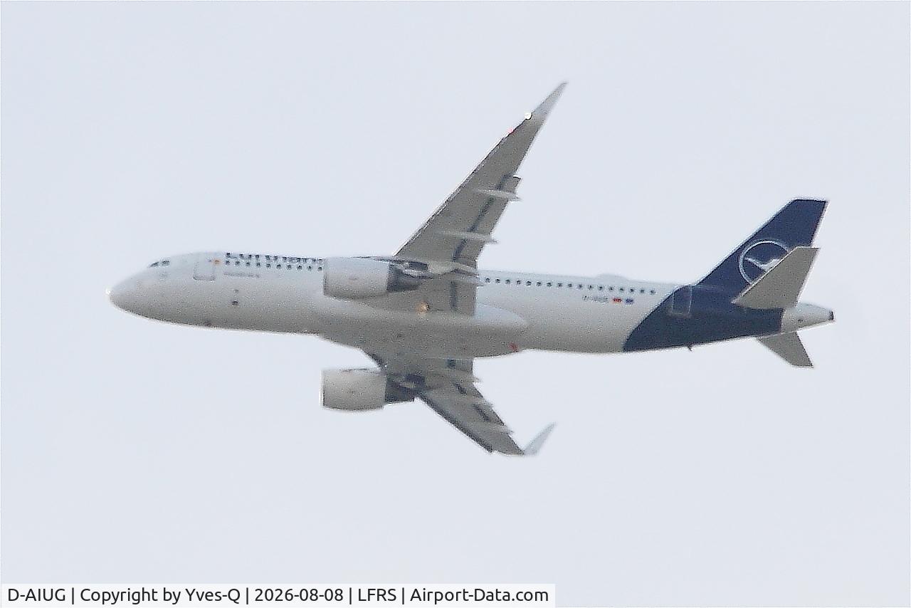 Aircraft D-AIUG, 2014 Airbus A320-214, c/n 6202, Airbus A320-214, Climbing from rwy 03, Nantes-Atlantique airport (LFRS-NTE), at LFRS, photo by Yves-Q