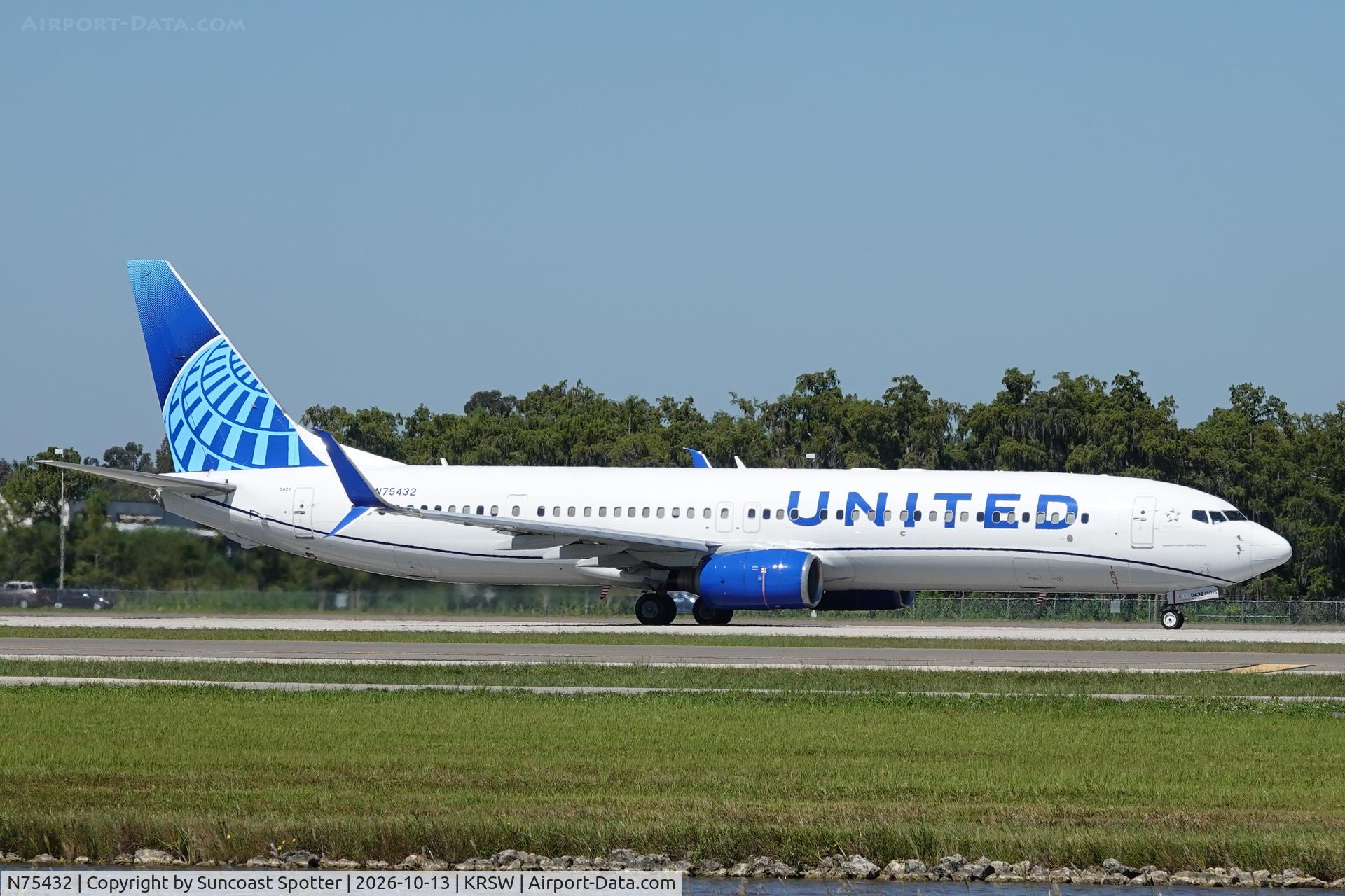Aircraft N75432, 2009 Boeing 737-924/ER, c/n 32835, United 2054 departs Southwest Florida International Airport enroute to Washington-Dulles International Airport, at KRSW, photo by Suncoast Spotter