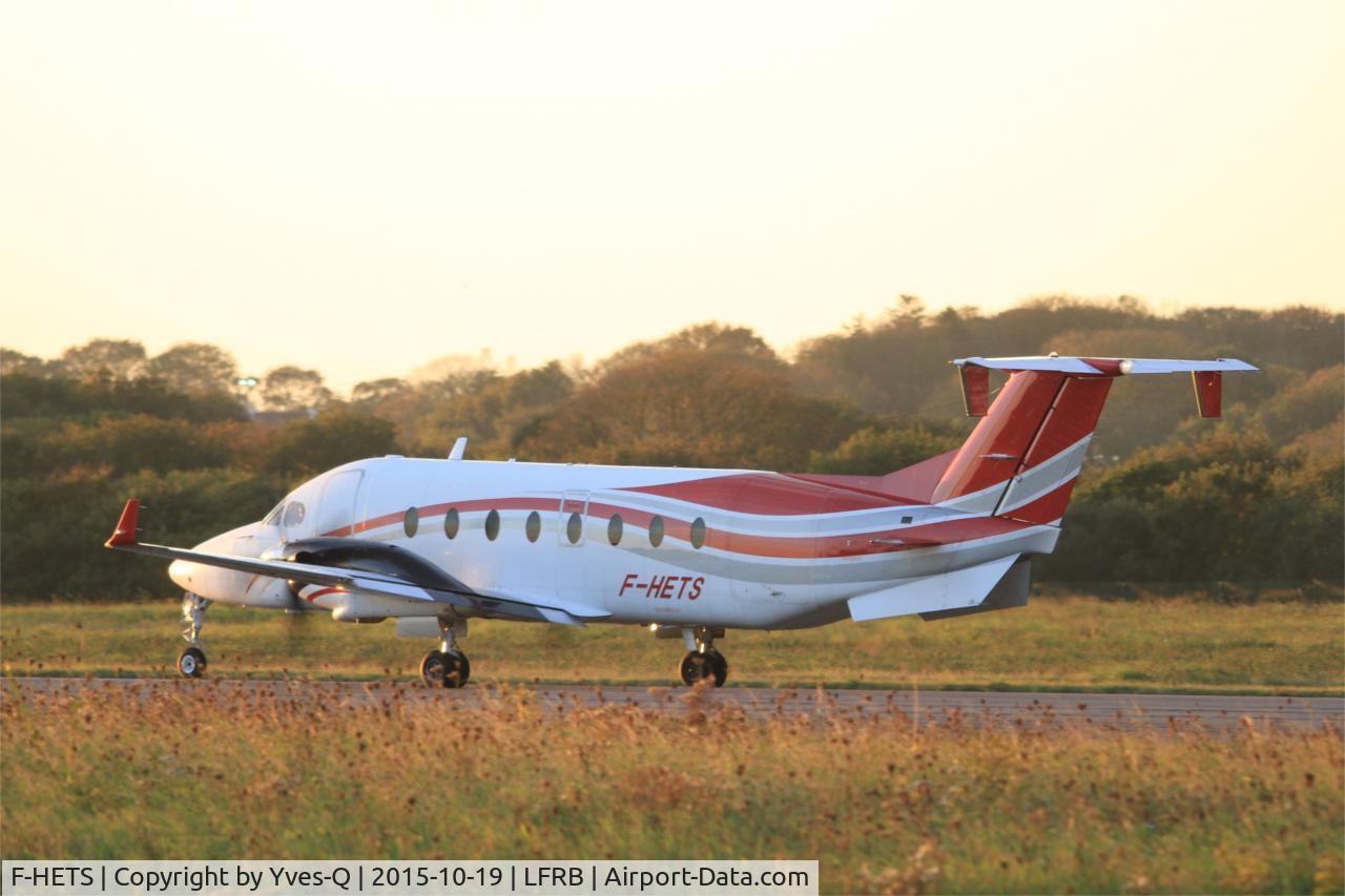 Aircraft F-HETS, 1999 Raytheon 1900D, c/n UE-360, Raytheon Aircraft Company 1900D, Taxiing rwy 07R, Brest-Bretagne Airport (LFRB-BES), at LFRB, photo by Yves-Q
