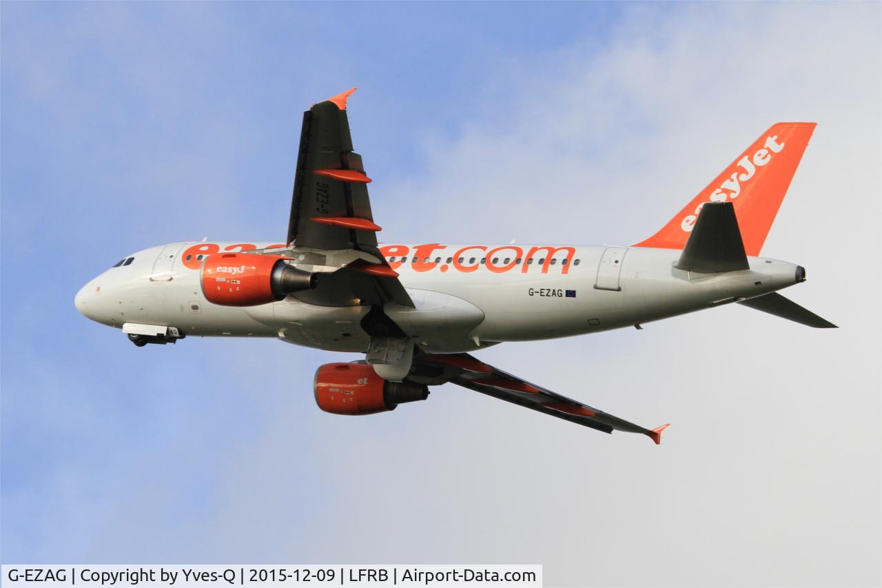 Aircraft G-EZAG, 2006 Airbus A319-111, c/n 2727, Airbus A319-111, Climbing from rwy 25L, Brest-Bretagne airport (LFRB-BES), at LFRB, photo by Yves-Q