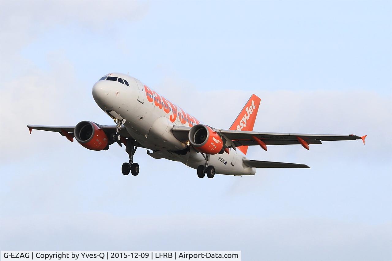 Aircraft G-EZAG, 2006 Airbus A319-111, c/n 2727, Airbus A319-111, Climbing from rwy 25L, Brest-Bretagne airport (LFRB-BES), at LFRB, photo by Yves-Q