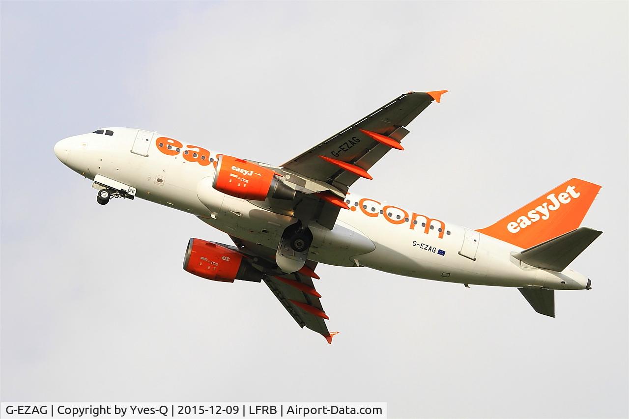 Aircraft G-EZAG, 2006 Airbus A319-111, c/n 2727, Airbus A319-111, Climbing from rwy 25L, Brest-Bretagne airport (LFRB-BES), at LFRB, photo by Yves-Q