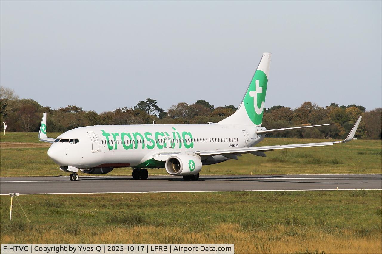Aircraft F-HTVC, 2016 Boeing 737-8K2, c/n 62150, Boeing 737-8K2, Taxiing rwy 07R, Brest-Bretagne airport (LFRB-BES), at LFRB, photo by Yves-Q
