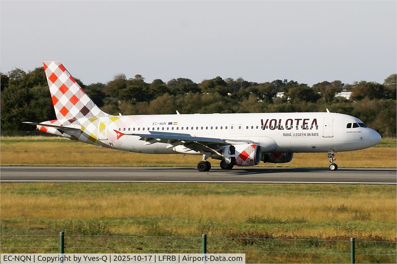 Aircraft EC-NQN, 2011 Airbus A320-214, c/n 4675, Airbus A320-214, Reverse thrust landing rwy 07R, Brest-Bretagne airport (LFRB-BES), at LFRB, photo by Yves-Q