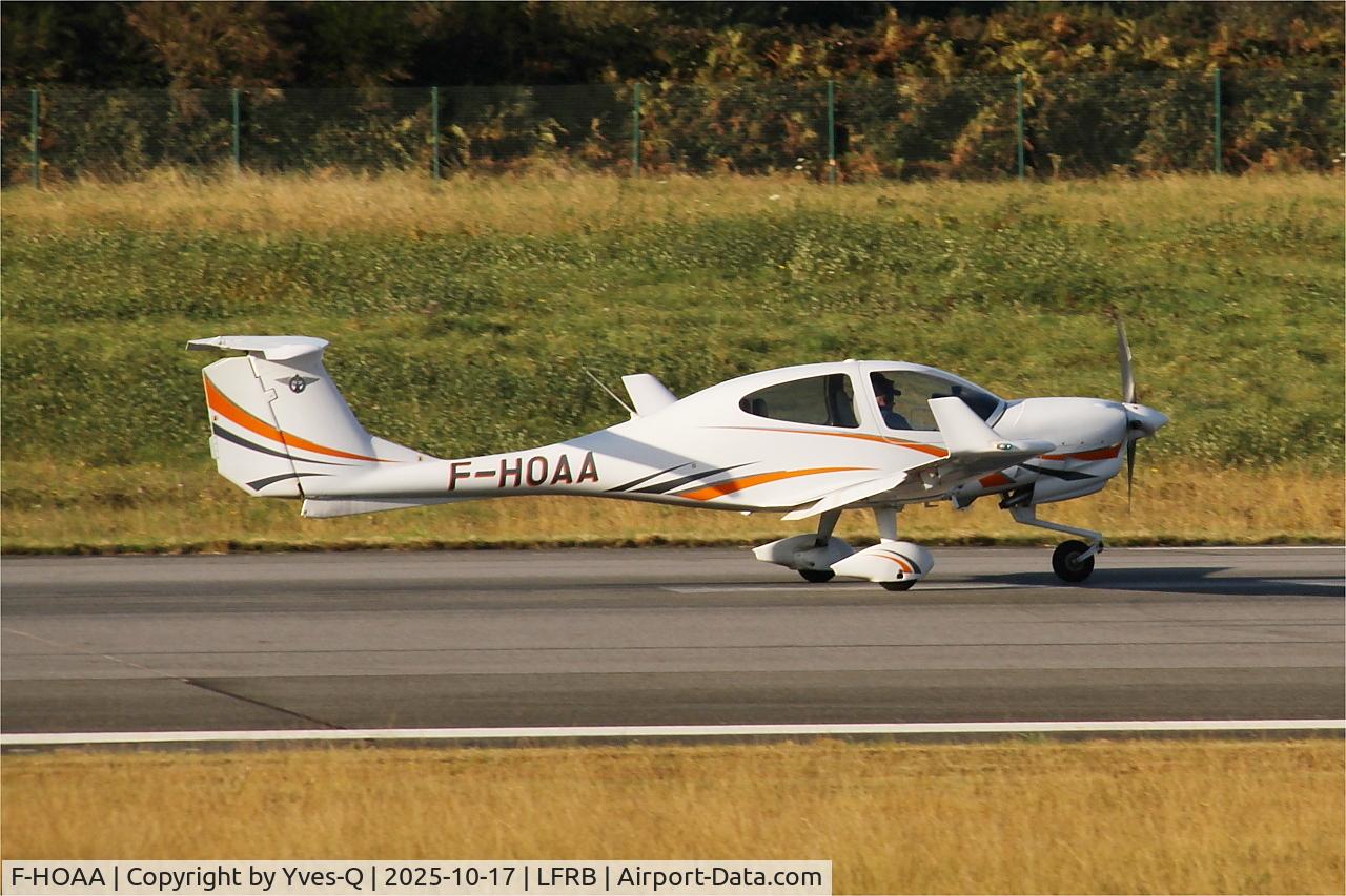 Aircraft F-HOAA, Diamond DA-40 Diamond Star, c/n D4.148, Diamond DA-40 Diamond Star, Landing rwy 07R, Brest-Bretagne Airport (LFRB-BES), at LFRB, photo by Yves-Q