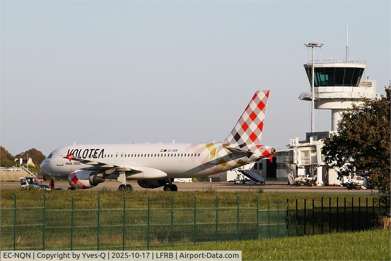 Aircraft EC-NQN, 2011 Airbus A320-214, c/n 4675, Airbus A320-214, Push back, Brest-Bretagne airport (LFRB-BES), at LFRB, photo by Yves-Q
