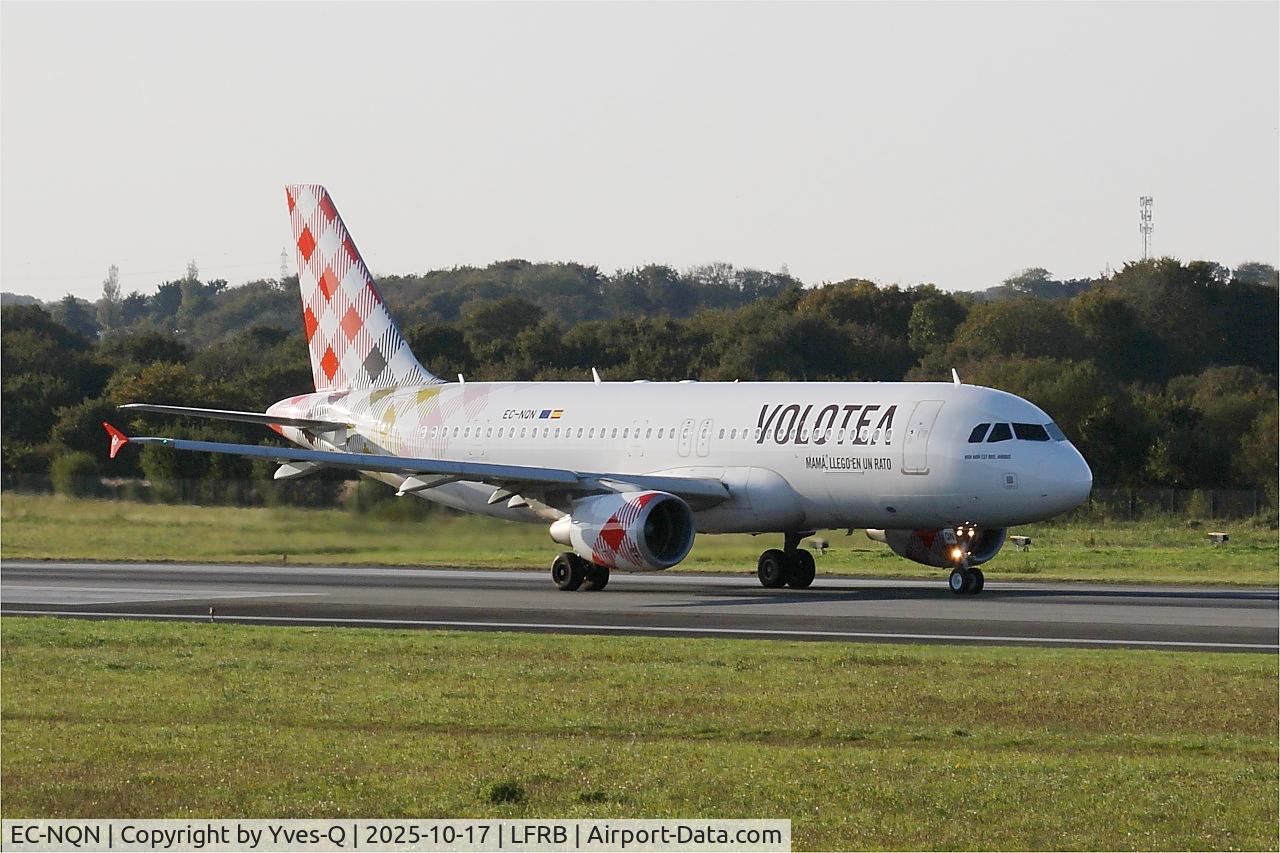 Aircraft EC-NQN, 2011 Airbus A320-214, c/n 4675, Airbus A320-214, Take off run rwy 07R, Brest-Bretagne airport (LFRB-BES), at LFRB, photo by Yves-Q