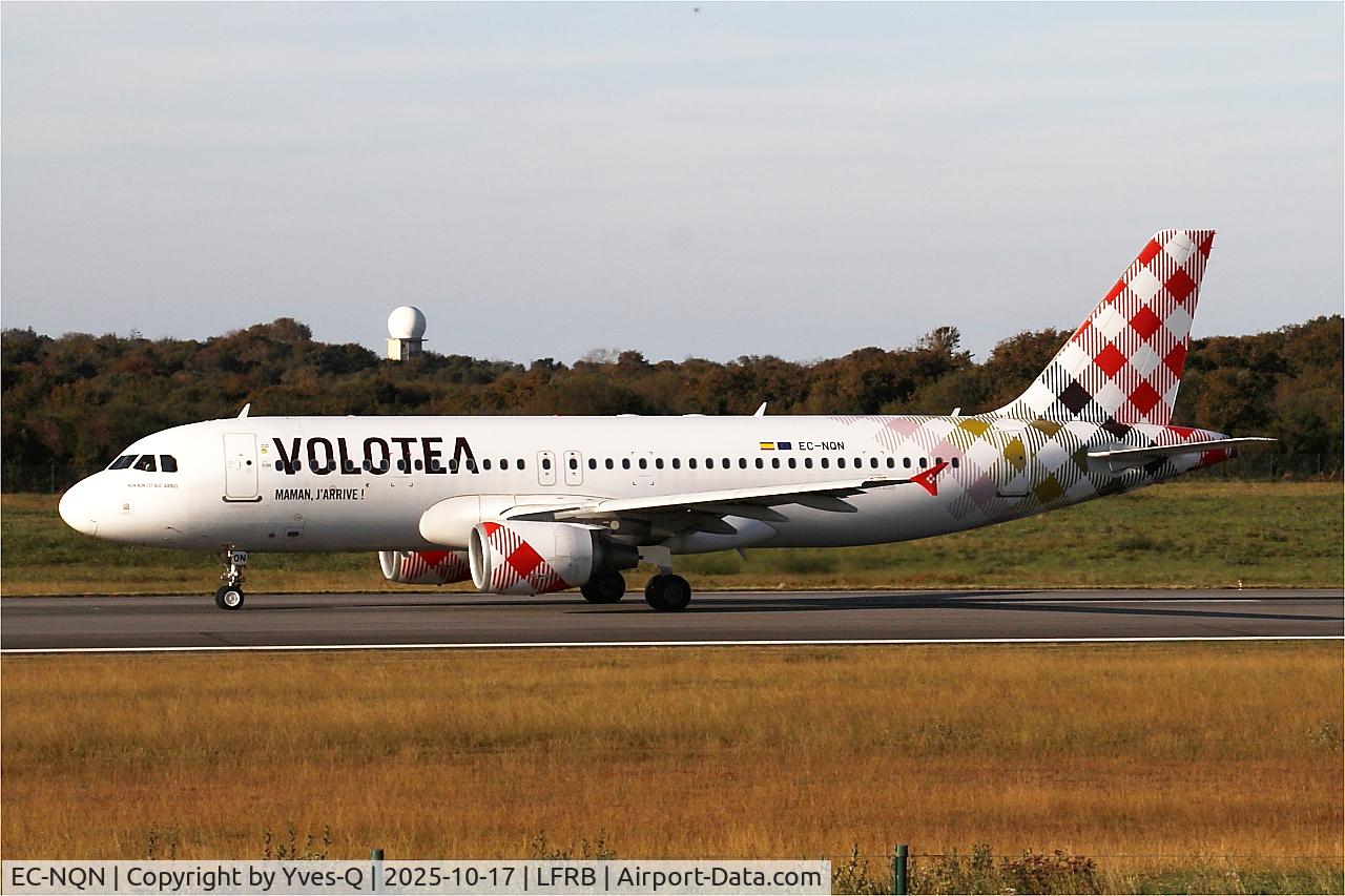 Aircraft EC-NQN, 2011 Airbus A320-214, c/n 4675, Airbus A320-214, Taxiing rwy 07R, Brest-Bretagne airport (LFRB-BES), at LFRB, photo by Yves-Q