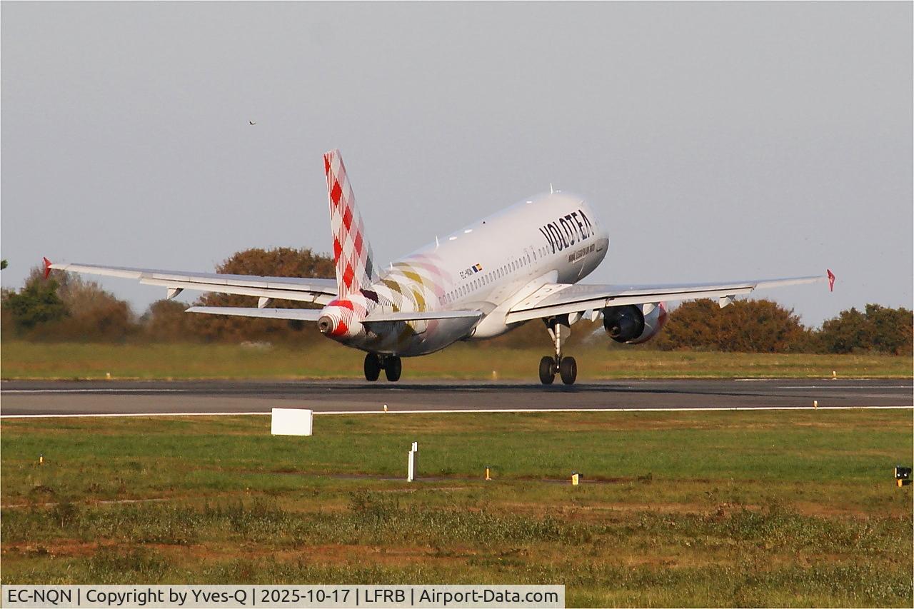 Aircraft EC-NQN, 2011 Airbus A320-214, c/n 4675, Airbus A320-214, Take off run rwy 07R, Brest-Bretagne airport (LFRB-BES), at LFRB, photo by Yves-Q