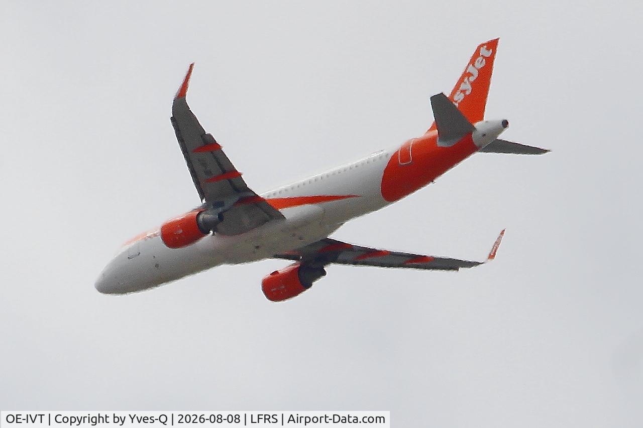 Aircraft OE-IVT, 2017 Airbus A320-214, c/n 7632, Airbus A320-214, long approach rwy 21, Nantes-Atlantique airport (LFRS-NTE), at LFRS, photo by Yves-Q