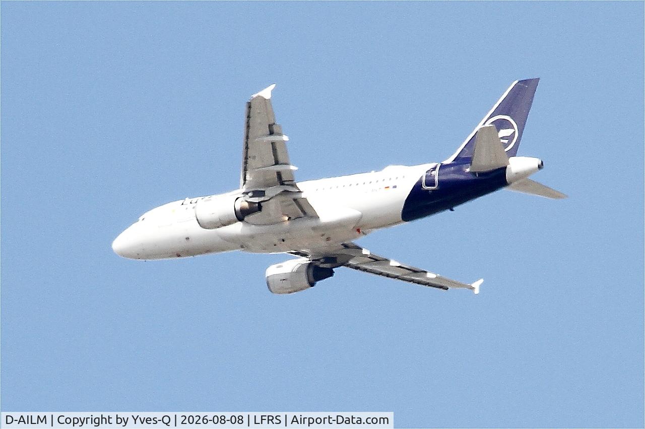 Aircraft D-AILM, 1997 Airbus A319-114, c/n 694, Airbus A319-114, Climbing from rwy 03, Nantes-Atlantique airport (LFRS-NTE), at LFRS, photo by Yves-Q