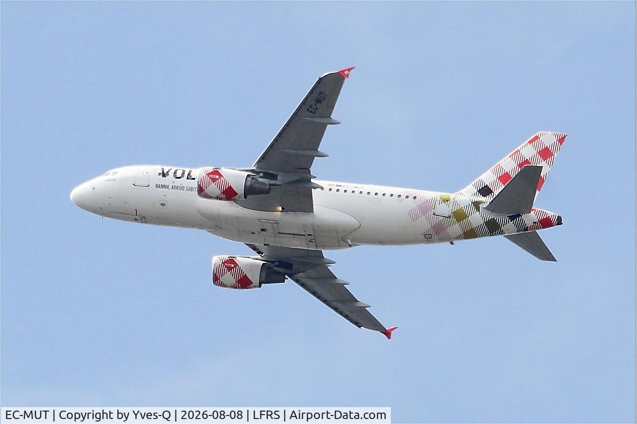 Aircraft EC-MUT, 2004 Airbus A319-111, c/n 2240, Airbus A319-111, Climbing from rwy 03, Nantes-Atlantique airport (LFRS-NTE), at LFRS, photo by Yves-Q