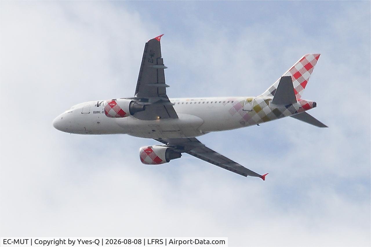 Aircraft EC-MUT, 2004 Airbus A319-111, c/n 2240, Airbus A319-111, long approach rwy 21, Nantes-Atlantique airport (LFRS-NTE), at LFRS, photo by Yves-Q