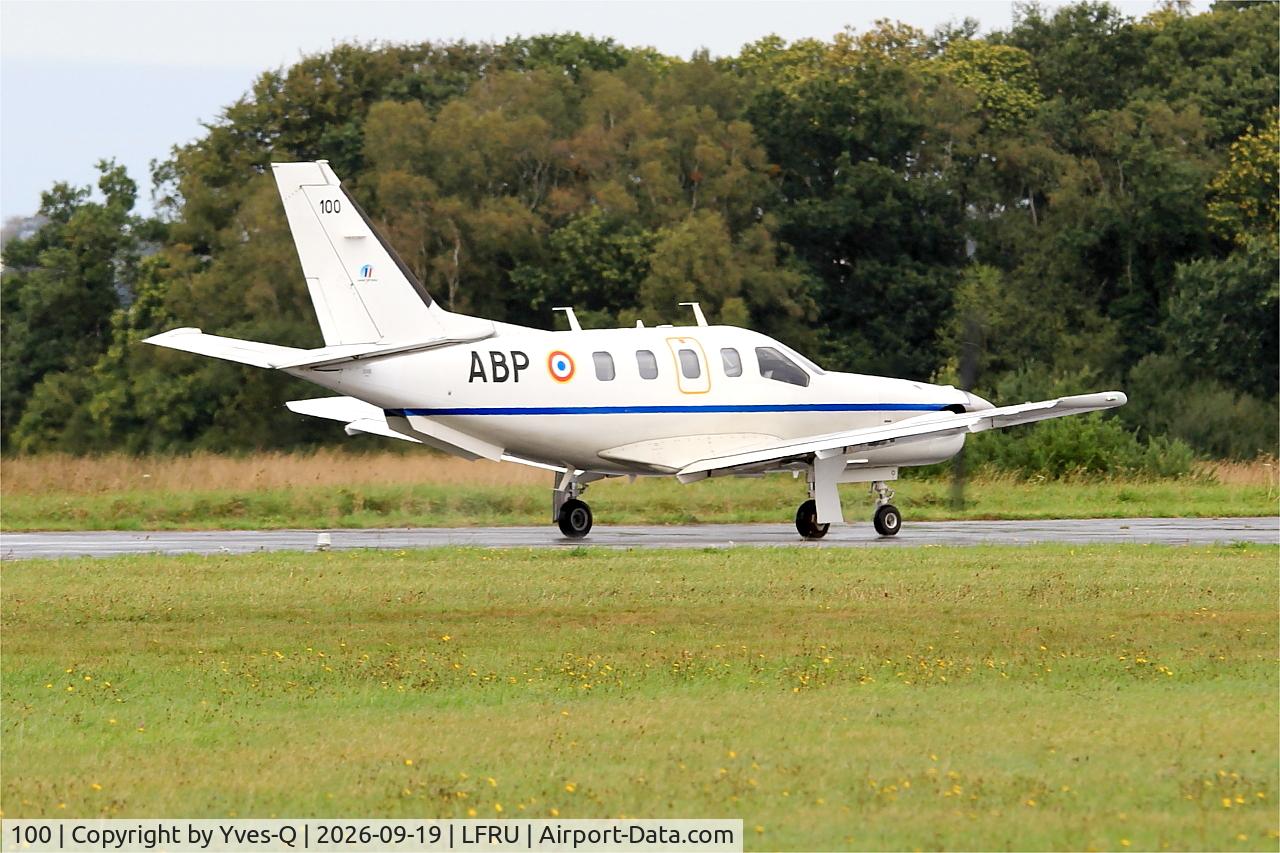 Aircraft 100, Socata TBM-700, c/n 100, Socata TBM-700, Taxiing rwy 04, Morlaix-Ploujean airport (LFRU-MXN), at LFRU, photo by Yves-Q