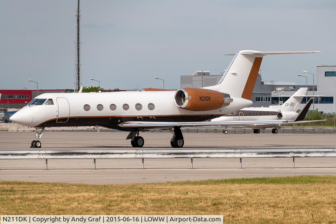 Aircraft N211DK, 1988 Gulfstream Aerospace G-IV, c/n 1078, Untitled Gulfstream 4, at LOWW, photo by Andy Graf