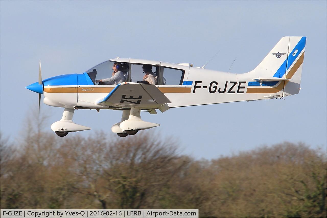Aircraft F-GJZE, Robin DR-400-120 Petit Prince, c/n 2005, Robin DR-400-120, Landing rwy 25L, Brest-Bretagne airport (LFRB-BES), at LFRB, photo by Yves-Q