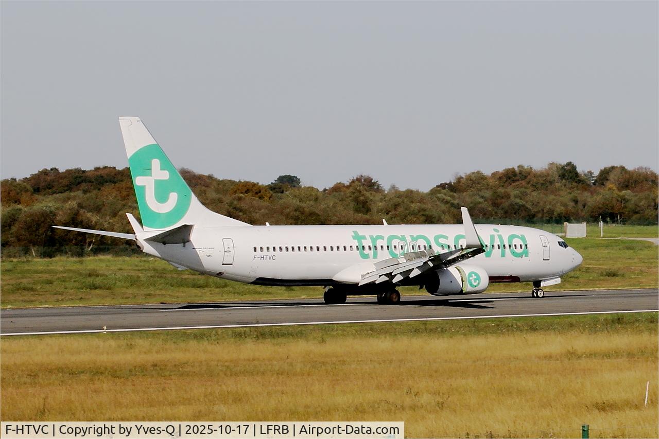 Aircraft F-HTVC, 2016 Boeing 737-8K2, c/n 62150, Boeing 737-8K2, Reverse thrust landing rwy 07R, Brest-Bretagne airport (LFRB-BES), at LFRB, photo by Yves-Q