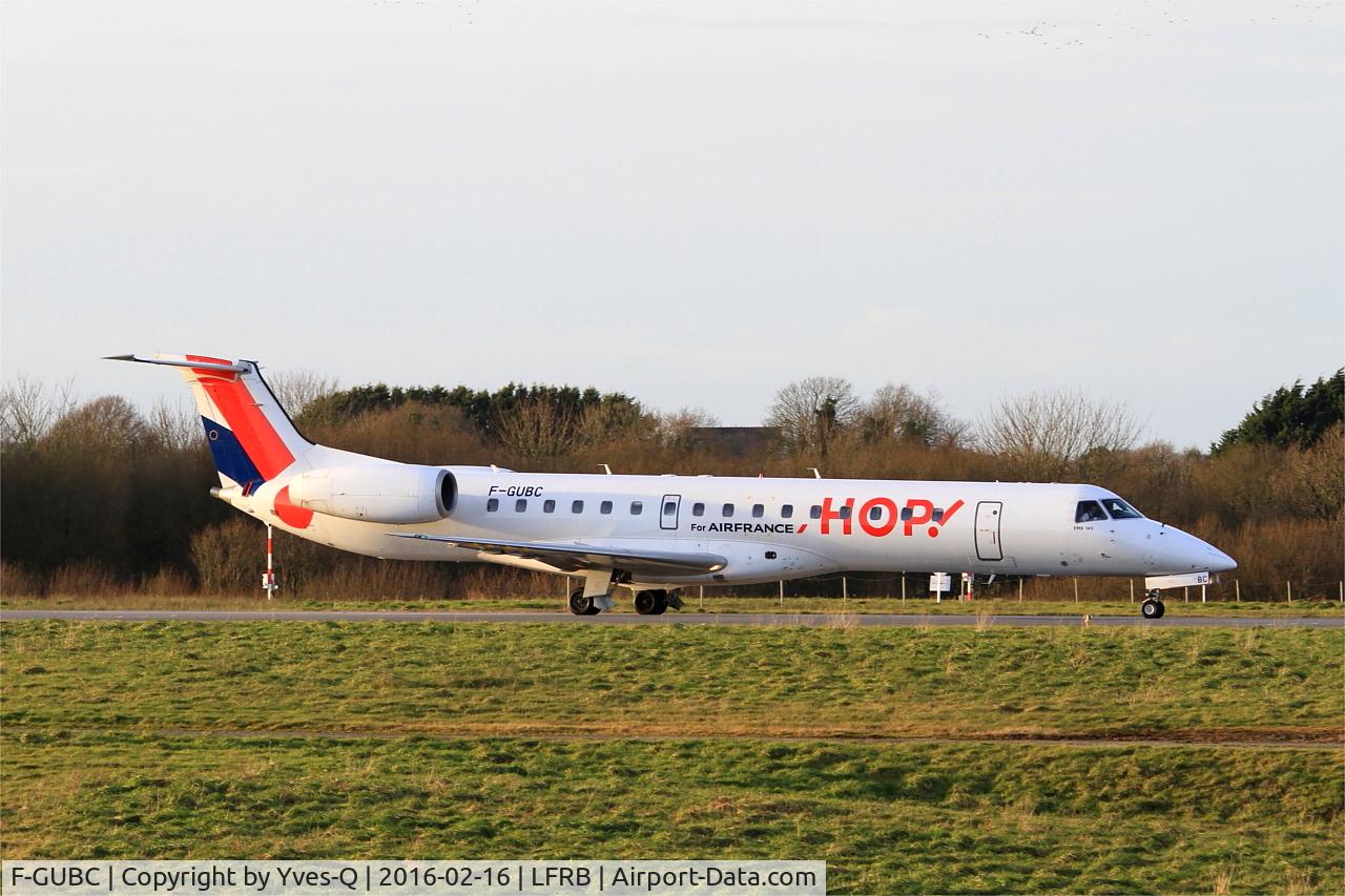 Aircraft F-GUBC, 2002 Embraer ERJ-145LR (EMB-145LR), c/n 145556, Embraer ERJ-145LR, Taxiing rwy 25L, Brest-Bretagne airport (LFRB-BES), at LFRB, photo by Yves-Q
