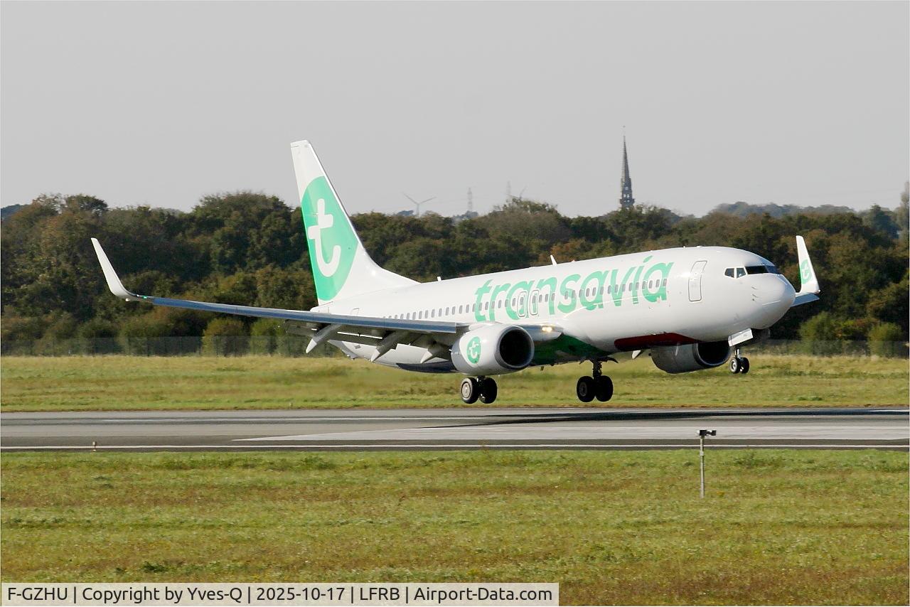 Aircraft F-GZHU, 2015 Boeing 737-8K2, c/n 41352 l/n 5491, Boeing 737-8K2, Landing rwy 07R, Brest-Bretagne airport (LFRB-BES), at LFRB, photo by Yves-Q