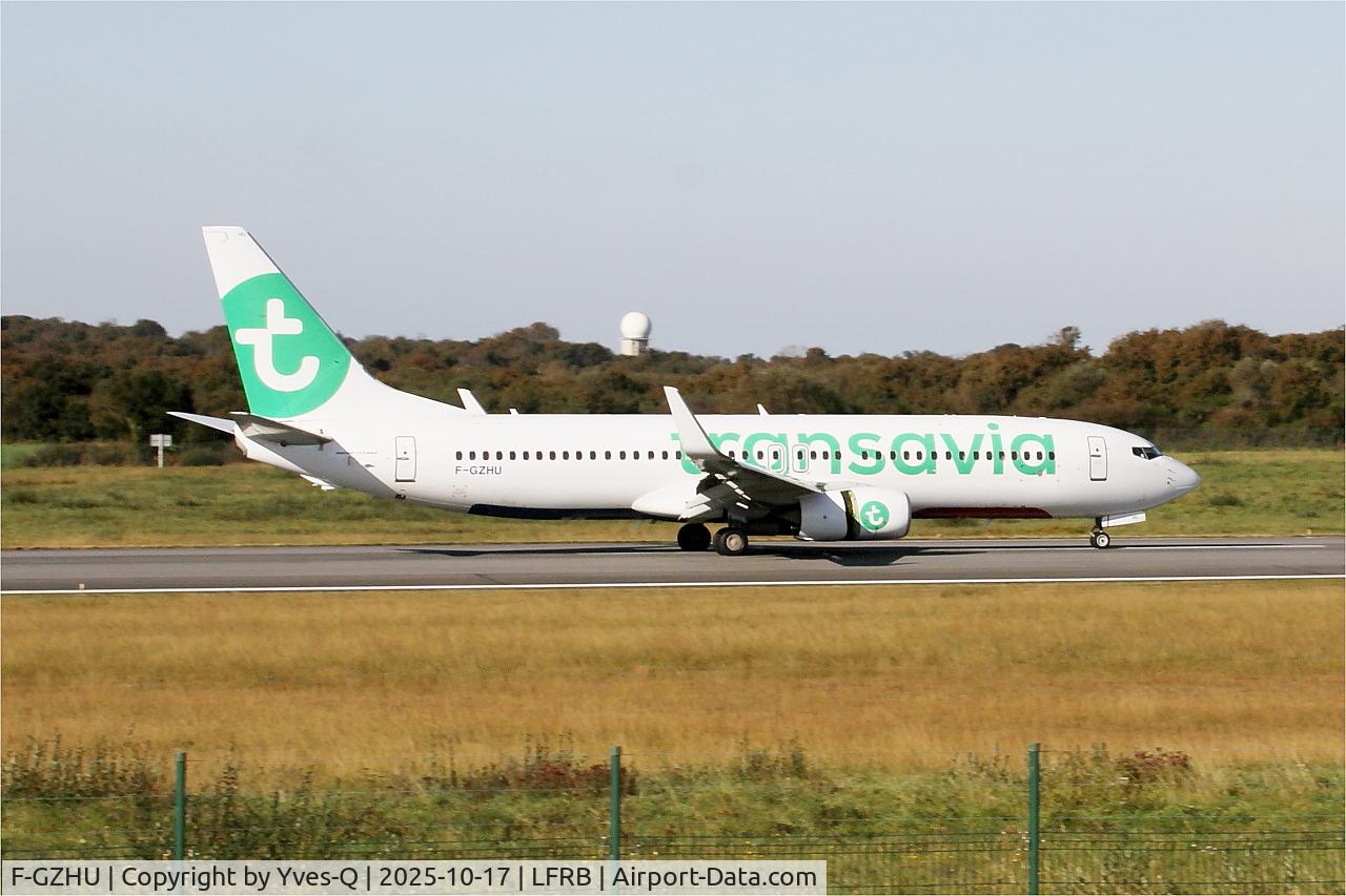 Aircraft F-GZHU, 2015 Boeing 737-8K2, c/n 41352 l/n 5491, Boeing 737-8K2, Reverse thrust landing rwy 07R, Brest-Bretagne airport (LFRB-BES), at LFRB, photo by Yves-Q