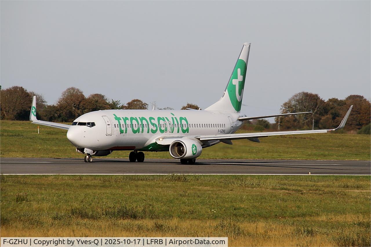 Aircraft F-GZHU, 2015 Boeing 737-8K2, c/n 41352 l/n 5491, Boeing 737-8K2, Taxiing rwy 07R, Brest-Bretagne airport (LFRB-BES), at LFRB, photo by Yves-Q