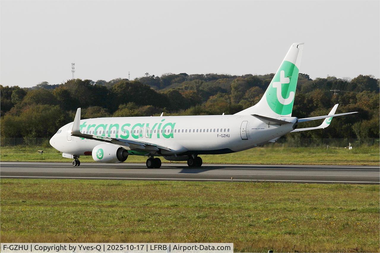 Aircraft F-GZHU, 2015 Boeing 737-8K2, c/n 41352 l/n 5491, Boeing 737-8K2, Taxiing rwy 07R, Brest-Bretagne airport (LFRB-BES), at LFRB, photo by Yves-Q