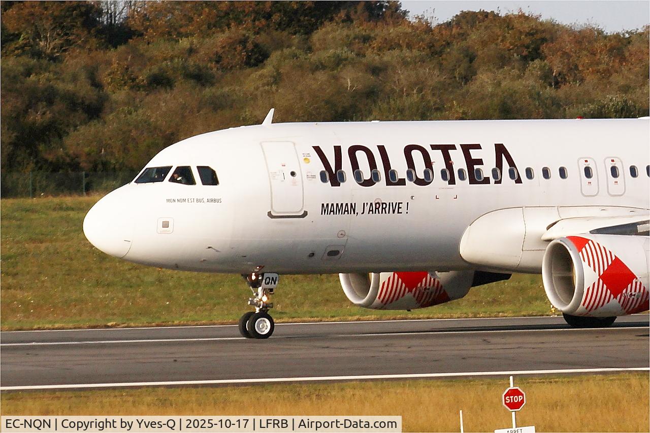 Aircraft EC-NQN, 2011 Airbus A320-214, c/n 4675, Airbus A320-214, Taxiing rwy 07R, Brest-Bretagne airport (LFRB-BES), at LFRB, photo by Yves-Q