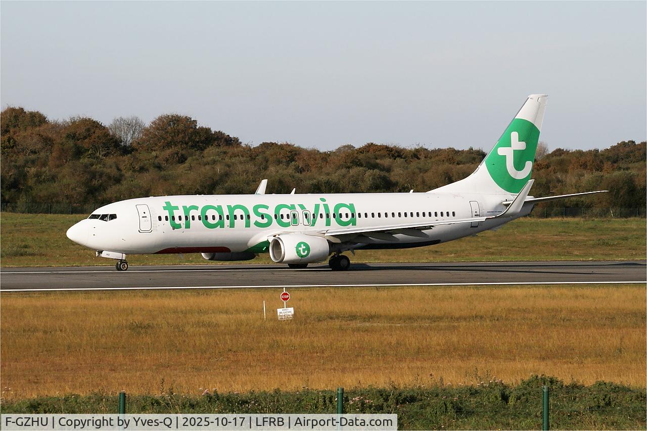 Aircraft F-GZHU, 2015 Boeing 737-8K2, c/n 41352 l/n 5491, Boeing 737-8K2, Taxiing rwy 07R, Brest-Bretagne airport (LFRB-BES), at LFRB, photo by Yves-Q