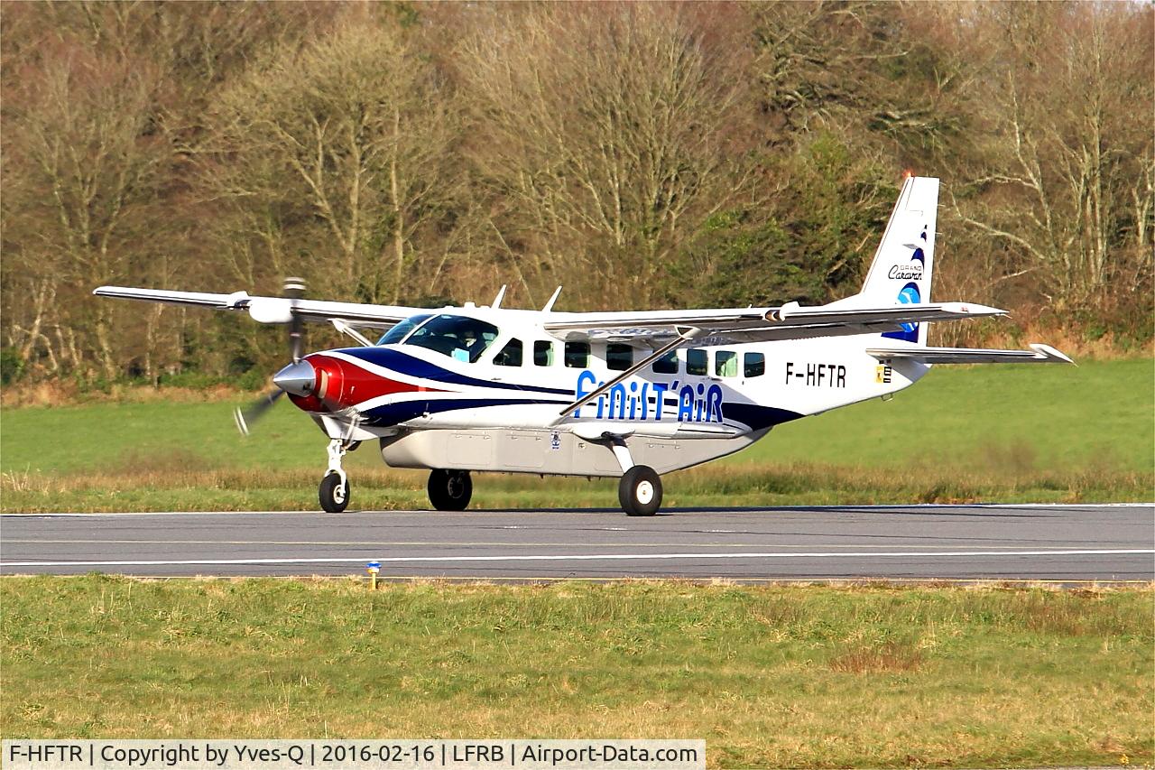 Aircraft F-HFTR, 2008 Cessna 208B Grand Caravan, c/n 208B-2041, Textron Aviation Inc. Grand Caravan 208B, Ready to take off rwy 25L, Brest-Bretagne airport (LFRB-BES), at LFRB, photo by Yves-Q