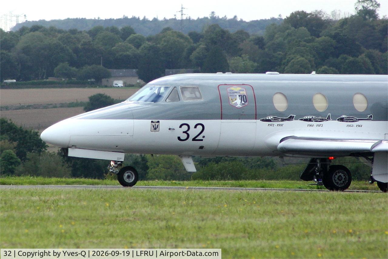 Aircraft 32, 1974 Dassault Falcon 10MER, c/n 32, Dassault Falcon 10MER, Taxiing rwy 22, Morlaix-Ploujean airport (LFRU-MXN), at LFRU, photo by Yves-Q