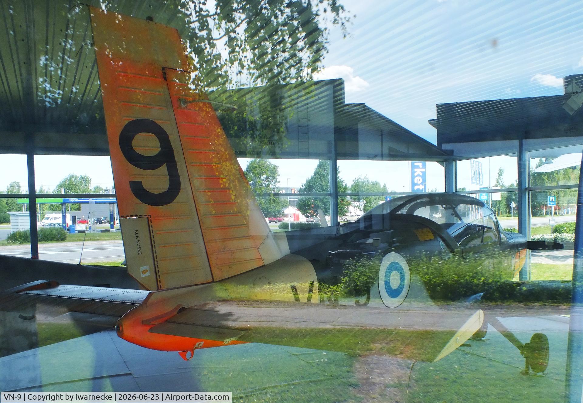 Aircraft VN-9, Valmet L-70 Vinka, c/n 09, Valmet L-70 Vinka inside a glass pavilion (sorry for the reflections) at the Lentokonepuisto (Aircraft Park), Kauhava, photo by iwarnecke