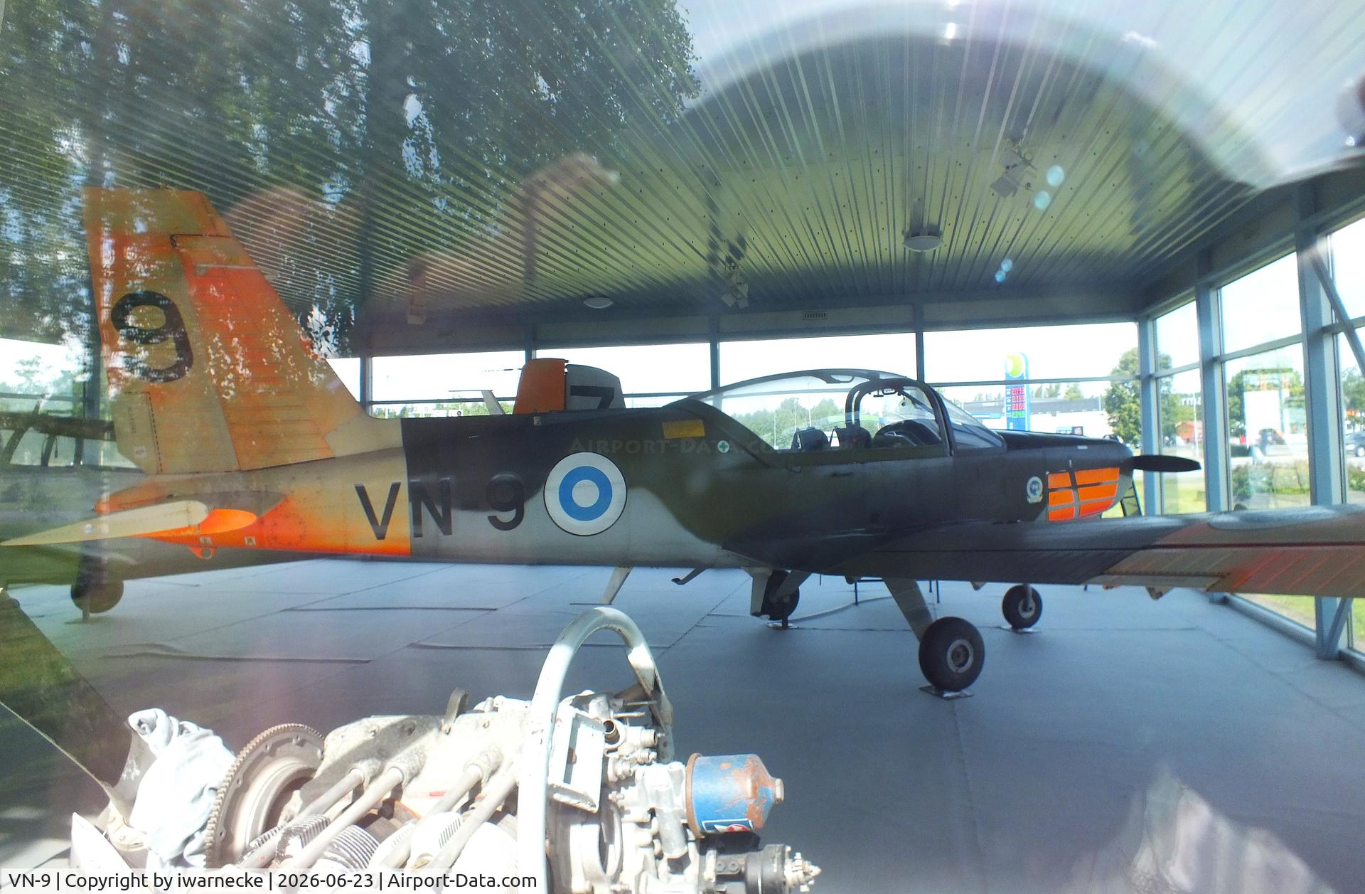 Aircraft VN-9, Valmet L-70 Vinka, c/n 09, Valmet L-70 Vinka inside a glass pavilion (sorry for the reflections) at the Lentokonepuisto (Aircraft Park), Kauhava, photo by iwarnecke