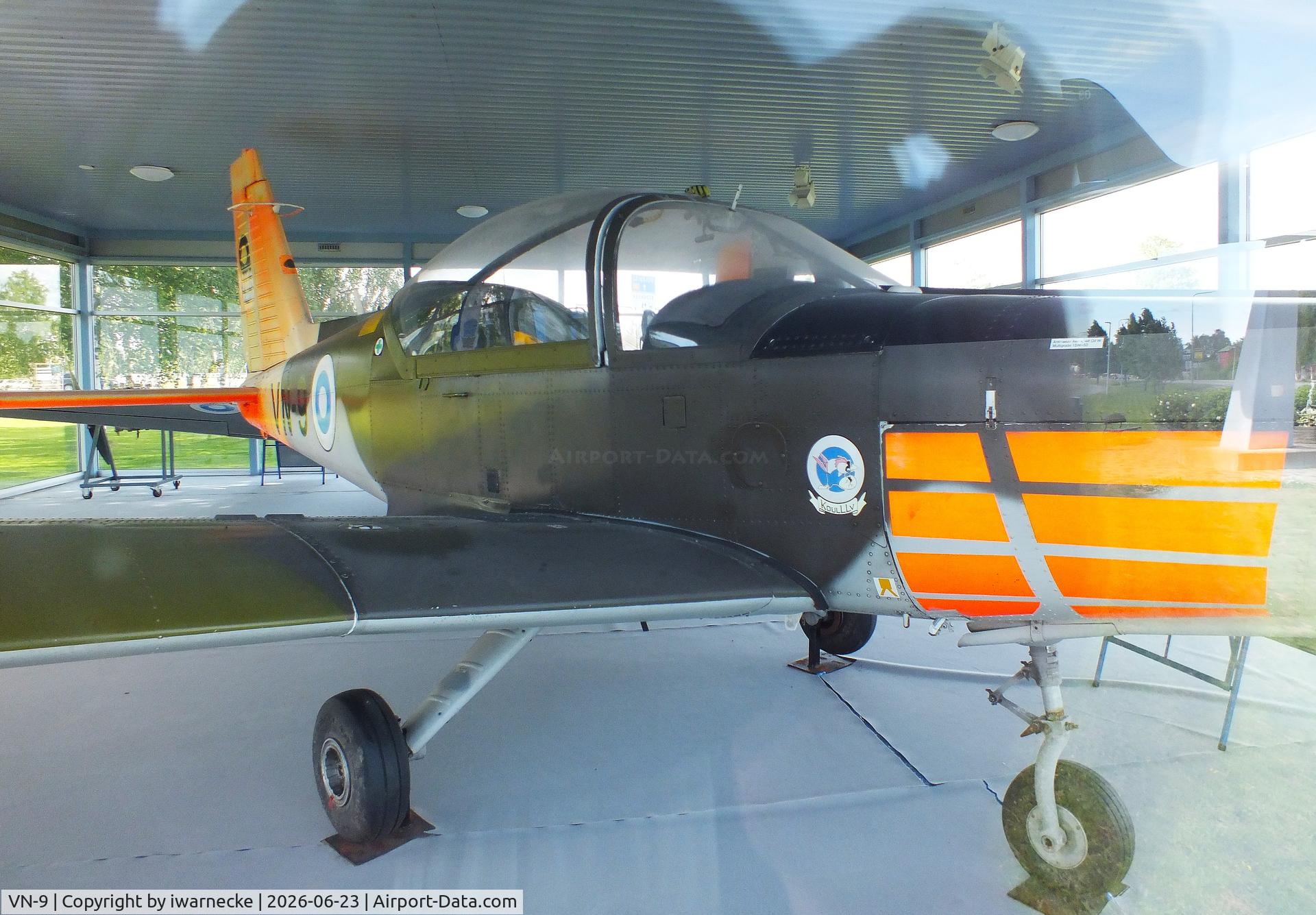 Aircraft VN-9, Valmet L-70 Vinka, c/n 09, Valmet L-70 Vinka inside a glass pavilion (sorry for the reflections) at the Lentokonepuisto (Aircraft Park), Kauhava, photo by iwarnecke
