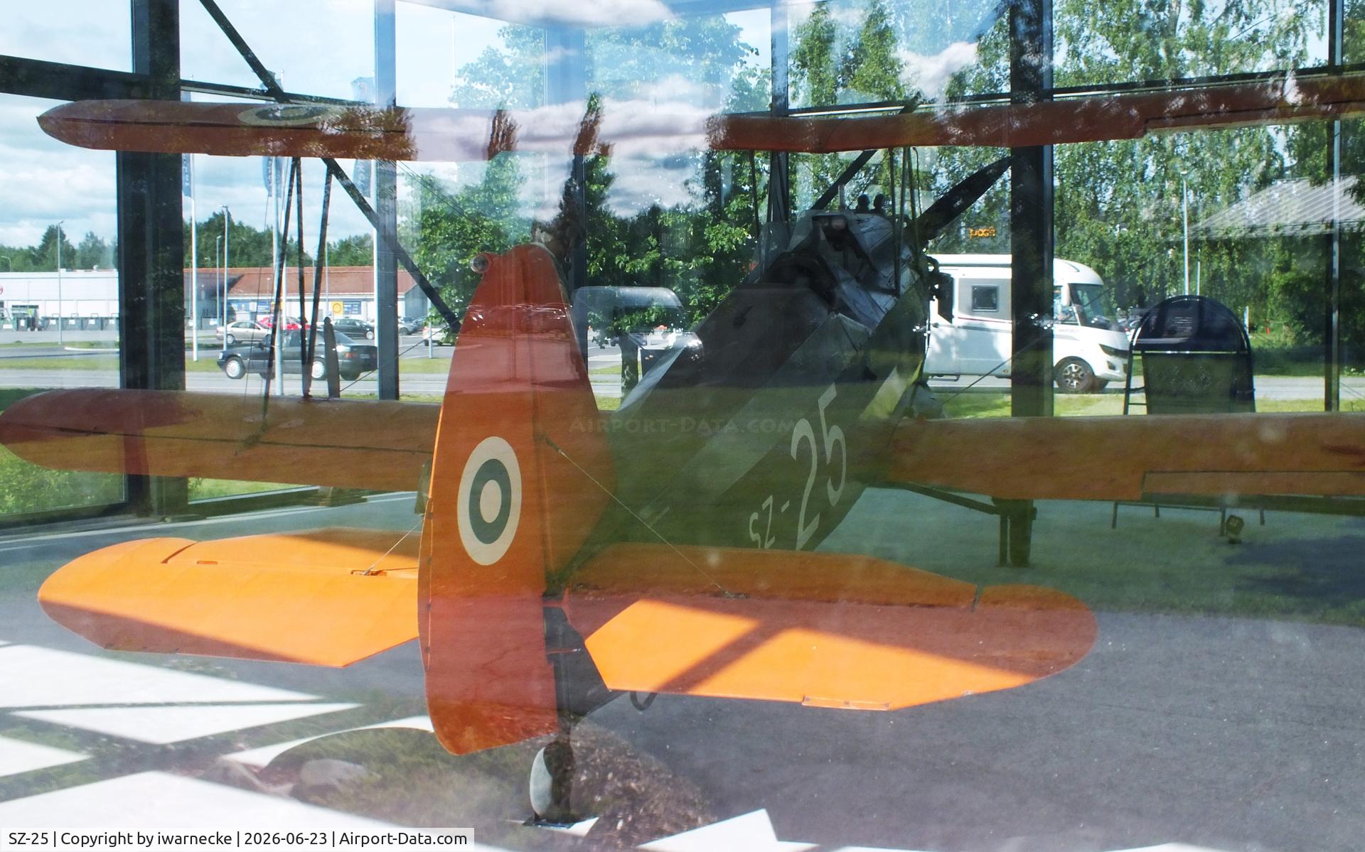 Aircraft SZ-25, Focke-Wulf Fw-44J Stieglitz, c/n 2928, Focke-Wulf Fw 44J Stieglitz inside a glass pavilion (sorry for the reflections) at the Lentokonepuisto (Aircraft Park), Kauhava, photo by iwarnecke