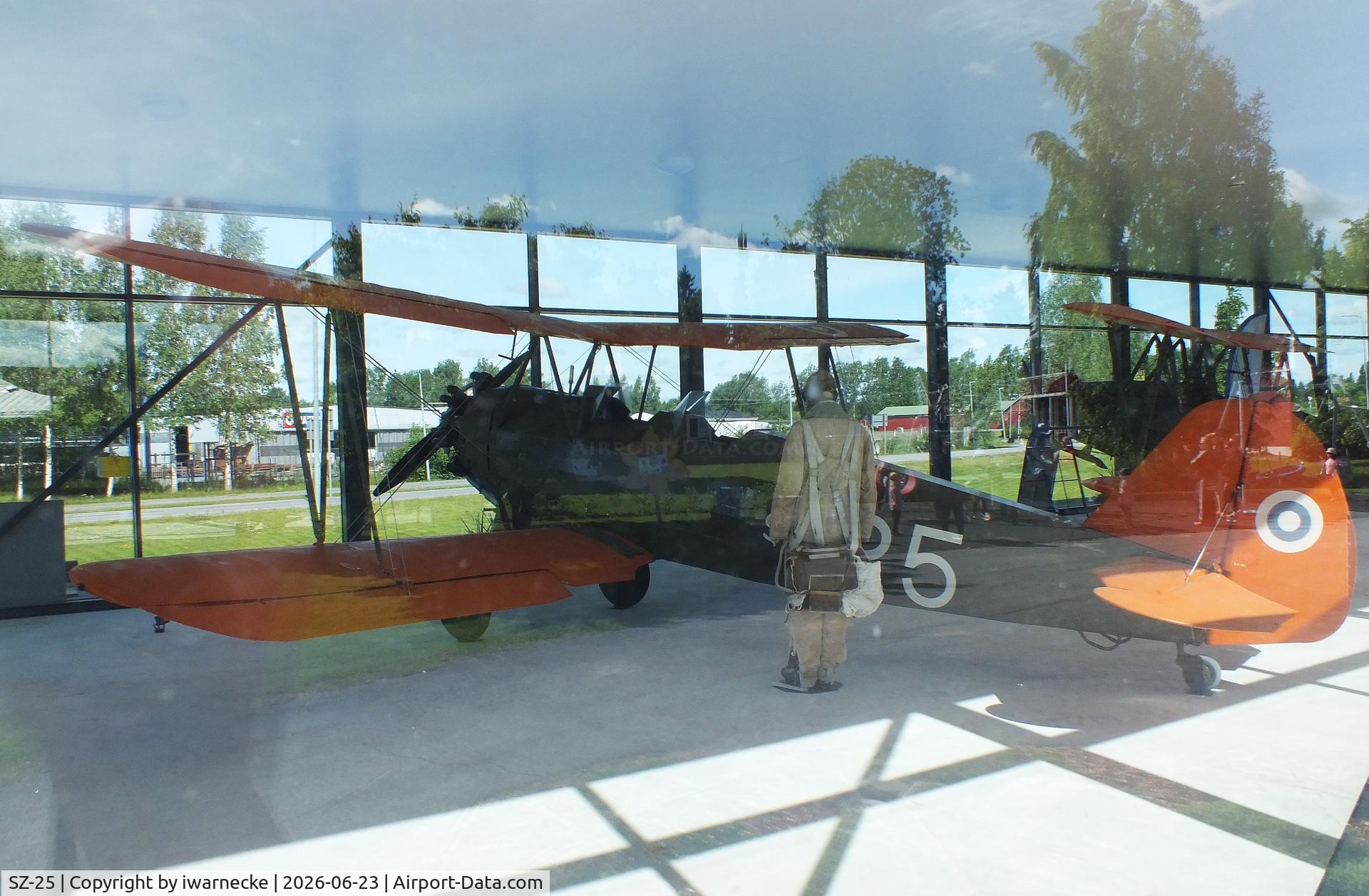 Aircraft SZ-25, Focke-Wulf Fw-44J Stieglitz, c/n 2928, Focke-Wulf Fw 44J Stieglitz inside a glass pavilion (sorry for the reflections) at the Lentokonepuisto (Aircraft Park), Kauhava, photo by iwarnecke