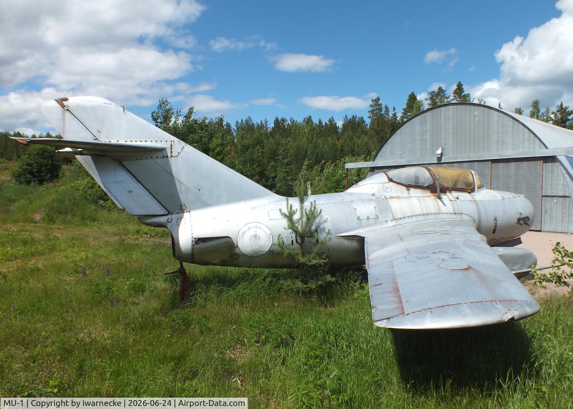 Aircraft MU-1, Mikoyan-Gurevich MiG-15UTI, c/n 922221, Mikoyan i Gurevich MiG-15UTI MIDGET at the Hallinportti Ilmailumuseo (Halli Aviation Museum), Halli-Kuorevesi, photo by iwarnecke
