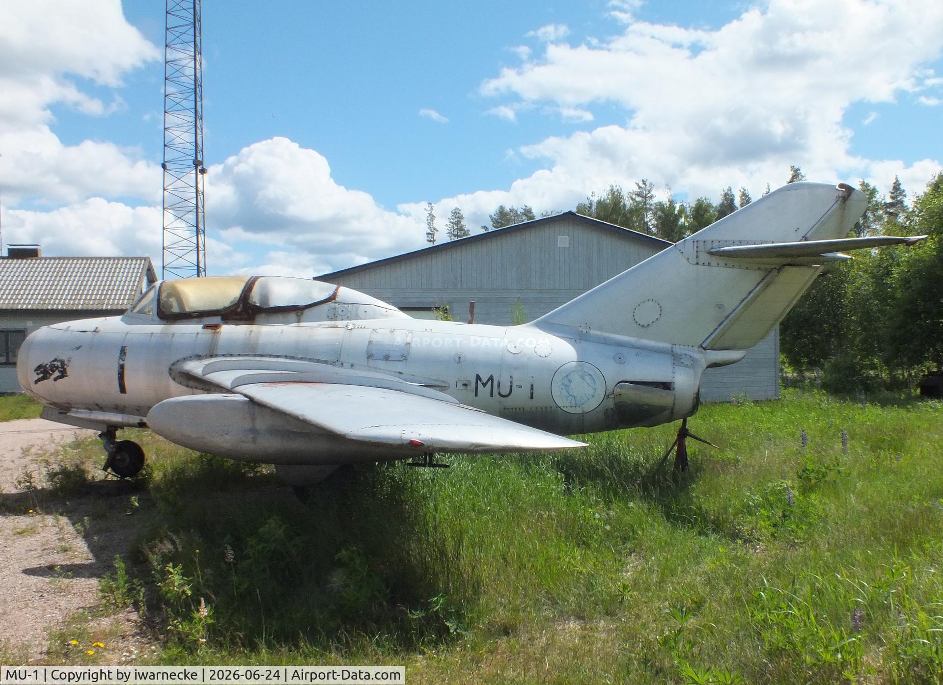 Aircraft MU-1, Mikoyan-Gurevich MiG-15UTI, c/n 922221, Mikoyan i Gurevich MiG-15UTI MIDGET at the Hallinportti Ilmailumuseo (Halli Aviation Museum), Halli-Kuorevesi, photo by iwarnecke