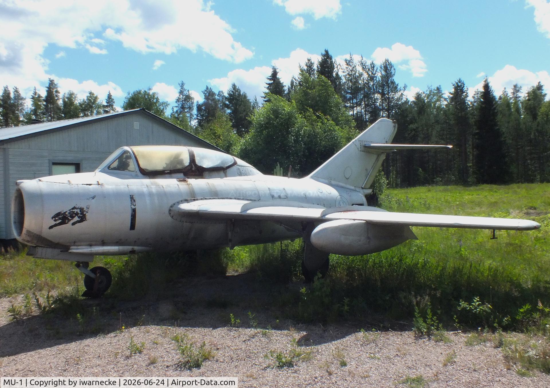 Aircraft MU-1, Mikoyan-Gurevich MiG-15UTI, c/n 922221, Mikoyan i Gurevich MiG-15UTI MIDGET at the Hallinportti Ilmailumuseo (Halli Aviation Museum), Halli-Kuorevesi, photo by iwarnecke