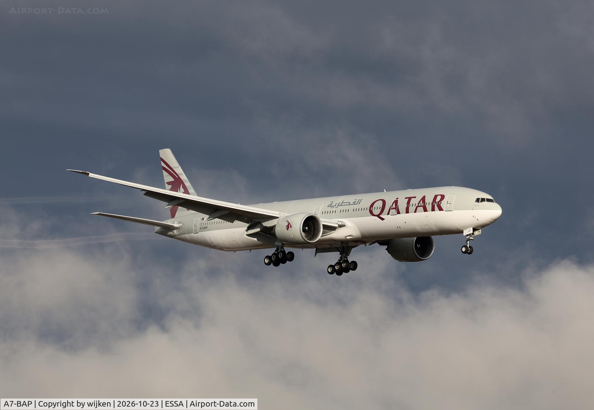Aircraft A7-BAP, 2011 Boeing 777-3DZ/ER, c/n 38248 l/n 958, Rwy 19L, at ESSA, photo by wijken
