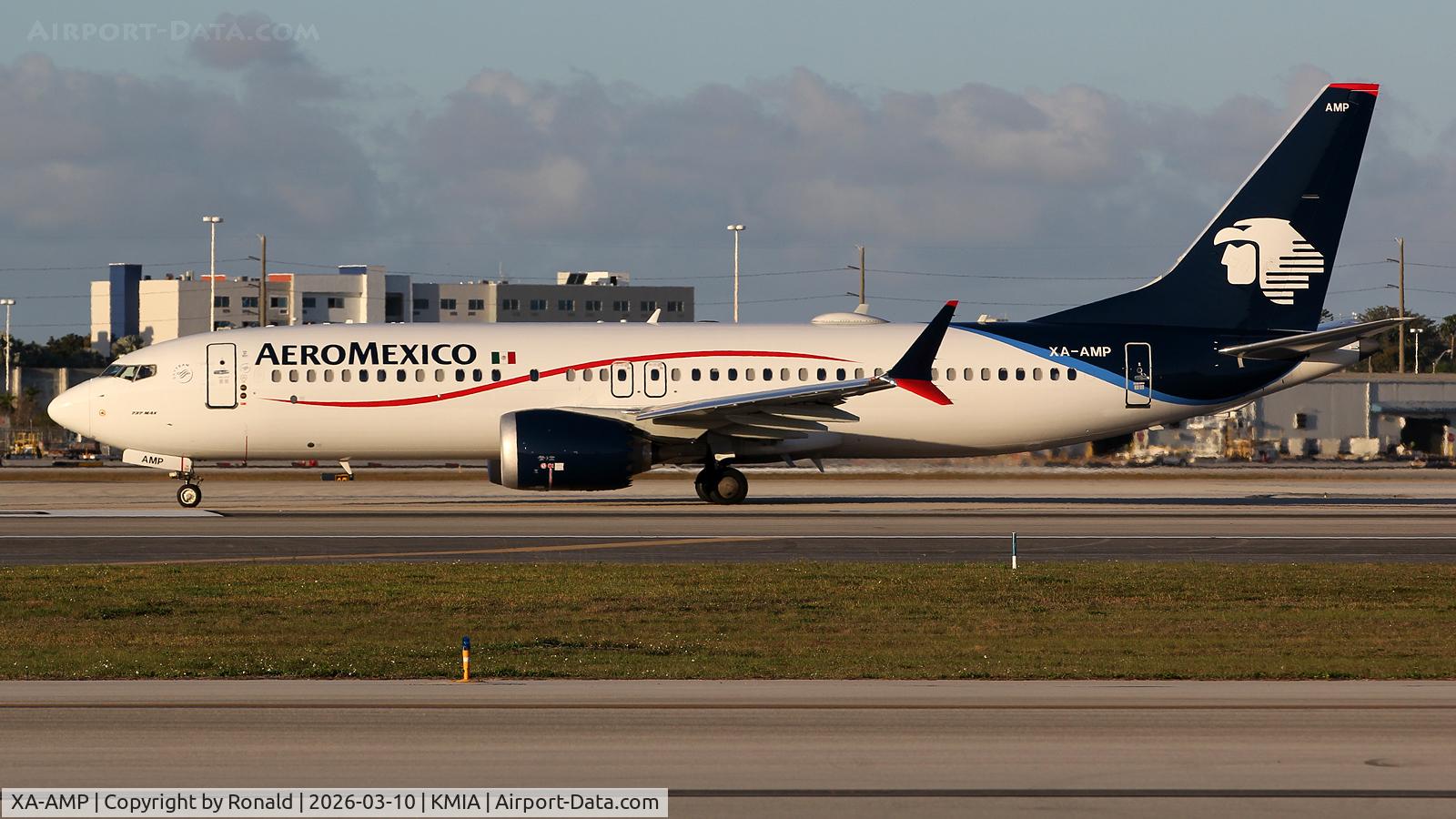 Aircraft XA-AMP, 2018 Boeing 737-8 MAX, c/n 44455 l/n 6884, at mia, at KMIA, photo by Ronald