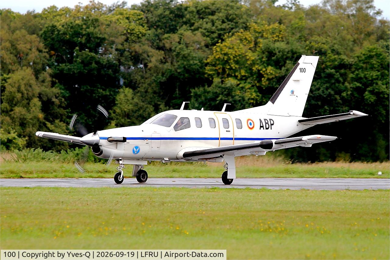 Aircraft 100, Socata TBM-700, c/n 100, Socata TBM-700, Taxiing rwy 22, Morlaix-Ploujean airport (LFRU-MXN), at LFRU, photo by Yves-Q
